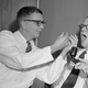 El doctor Harry Williams y el doctor Carl Pfeiffer experimentando con LSD. Getty